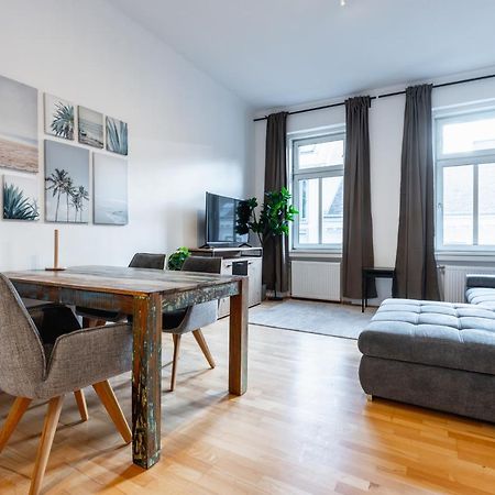 Cozy Apartment Steps Away From Subway Station Viena Exterior foto